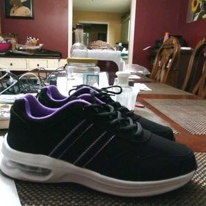 Ladies size 10 tennis shoe